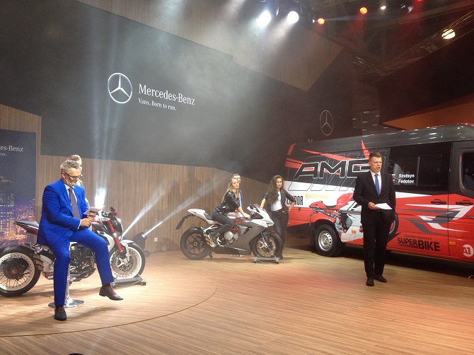 1_Mercedes напустил дыма на своей презентации.JPG