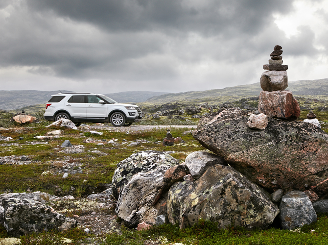 Ford Explorer ___белый-и-пирамидка-из-камней.jpg