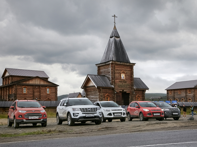 Внедорожники Ford на фоне Свято-Троицкого Трифонова монастыря ___все-перед-Храмом.jpg