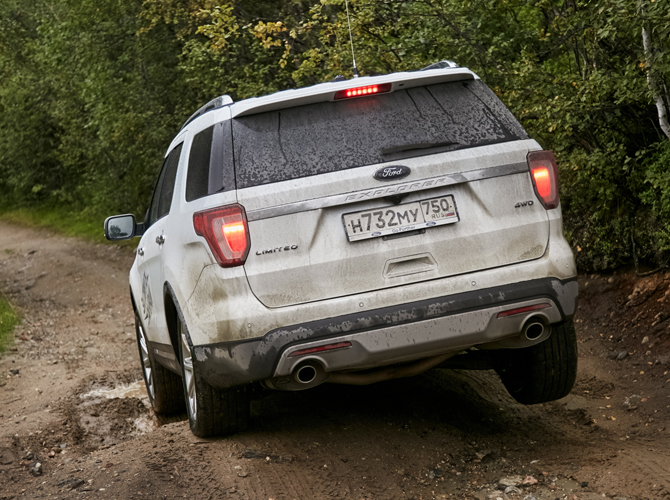 Ford Explorer выполняет диагональное вывешивание ___яма-белый.jpg