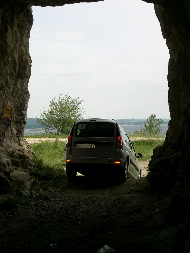LADA_Granta_TD_cave2.jpg