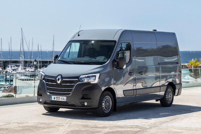 Дилеры привезли новые фургоны Renault Master по цене от 4,3 млн рублей