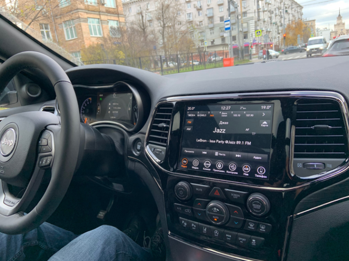 Сергей Целиков: Jeep Grand Cherokee - американский вседорожник с премиальным немецким акцентом