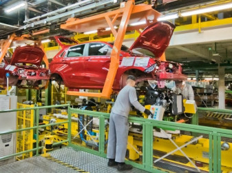 Сколько автомобилей производится на заводах в России?
