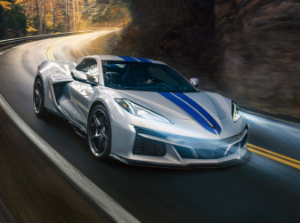 Новая версия Chevrolet Corvette E-Ray получила полный привод и электромотор