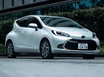 Гибридный хэтчбек Toyota Aqua появился в России за 1,7 млн рублей