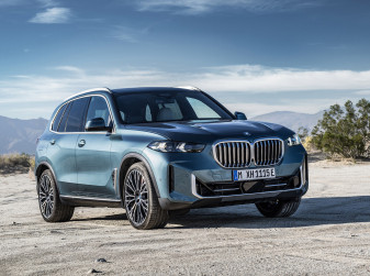 BMW представил обновленные кроссоверы X5 и X6