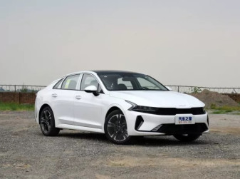 В России появился 240-сильный Kia K5 за 3,6 млн рублей