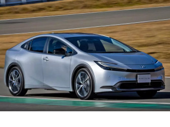 Российские дилеры привезли гибридные Toyota Prius