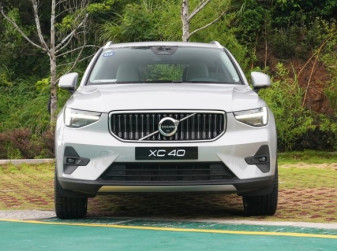 Дилеры привезли из Китая новые кроссоверы Volvo XC40 за 4,4 млн рублей