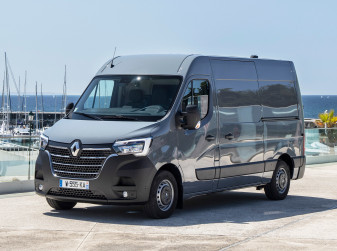 Дилеры привезли новые фургоны Renault Master по цене от 4,3 млн рублей
