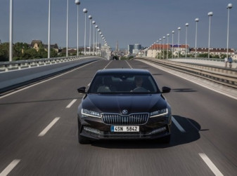 У дилеров появилась новая Skoda Superb из Китая за 3,85 млн рублей