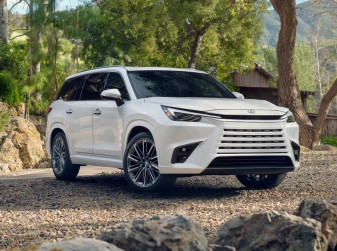 Lexus представил два новых кроссовера