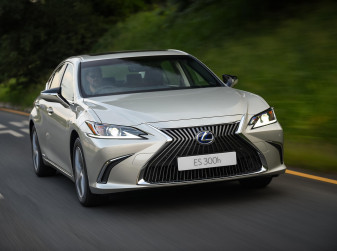 Седан Lexus ES появился в России по цене от 3,5 млн рублей