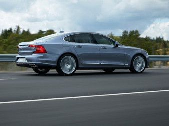 Дилеры привезли из Китая седан Volvo S90 за 7,3 млн рублей