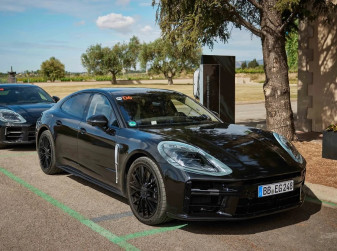 Porsche анонсировал новое поколение Panamera