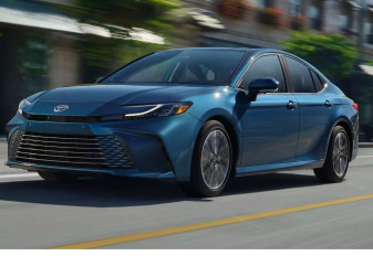 Toyota представила седан Camry нового поколения
