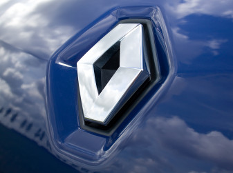 Российские автодилеры подали в суд на Renault