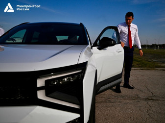 Глава Минпромторга протестировал гибридный кроссовер LADA Azimut
